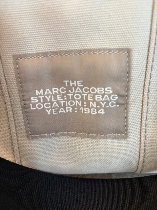Marc Jacobs Small Logo “The Tote Bag” in Beige Canvas with Black Crossbody Strap - Picture 3 of 12